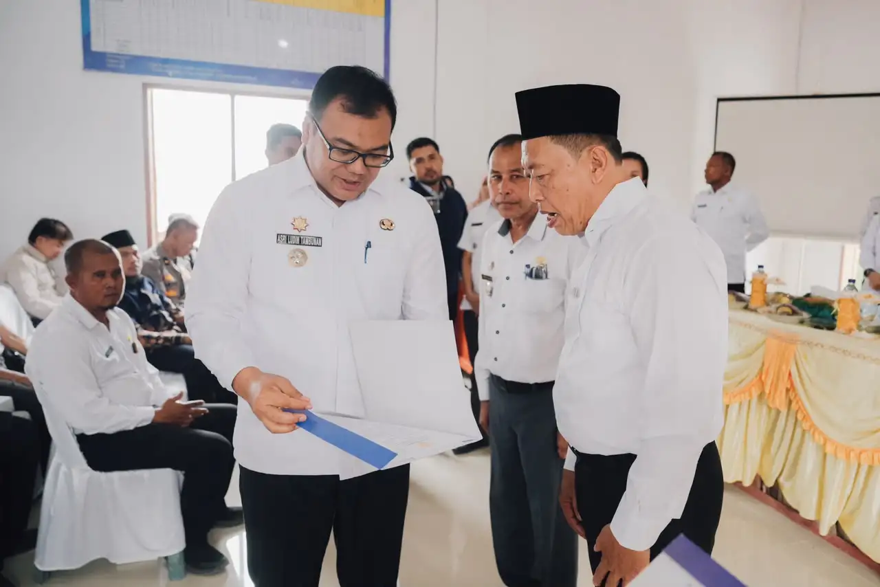 Asri Ludin Aktifkan Kembali Kades Rugemuk, Berhentikan Kades Timbang Deli
